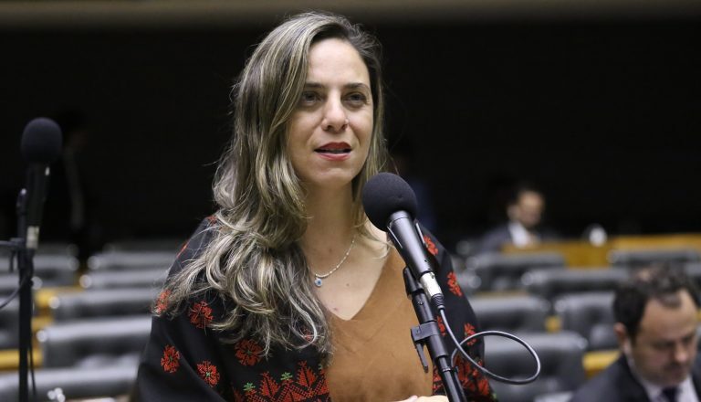 Comissão aprova projeto que facilita acesso de beneficiários do Bolsa Família a livros – Notícias