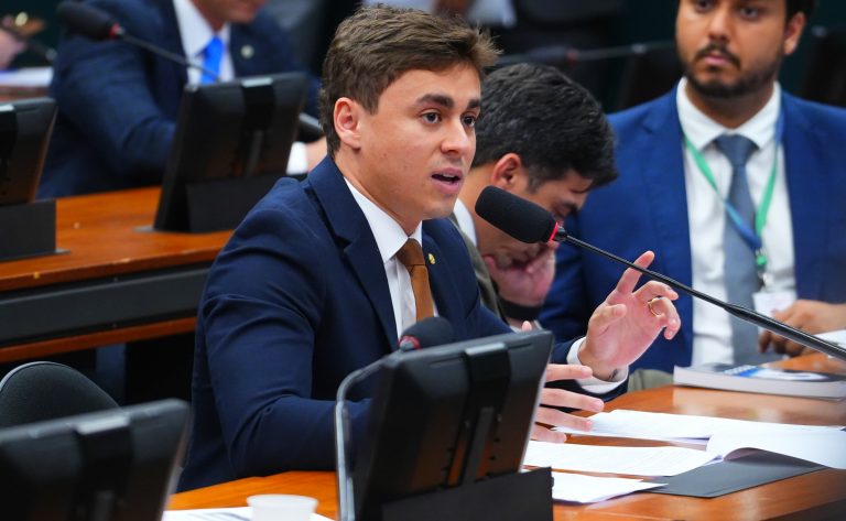 Deputado Nikolas Ferreira (PL-MG) fala em comissão da Câmara dos Deputados