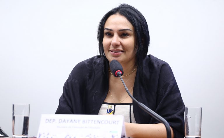 Deputada Dayany Bittencourt (União-CE) fala em comissão da Câmara dos Deputados