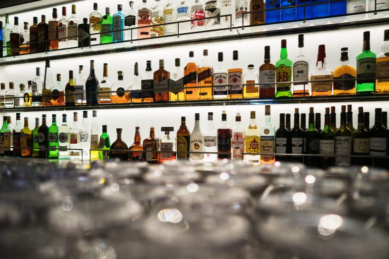Comissão de Finanças debate impactos do mercado ilegal de bebidas - Notícias
