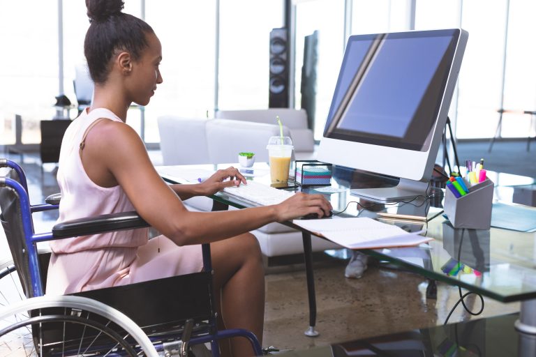 Mulher com deficiência física, cadeirante, trabalhando