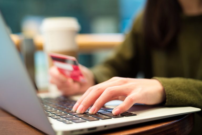 Economia - geral - cartão de crédito compras internet virtuais comércio eletrônico