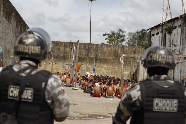 Segurança - presídio - algemas presos penitenciárias sistema prisional agentes penitenciários (Penitenciária Central de Mato Grosso)