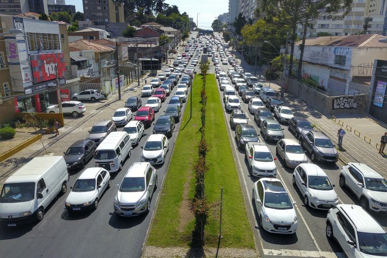 Rua cheia de carros