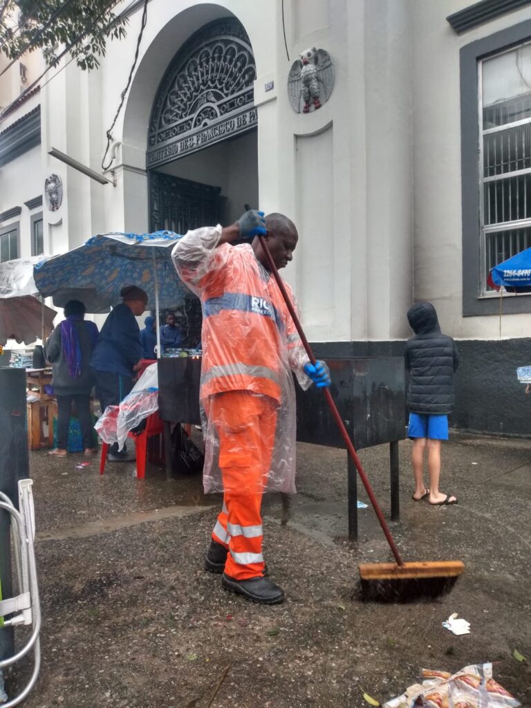 Comlurb intensifica limpeza nas imediações dos cemitérios para o Dia de Finados