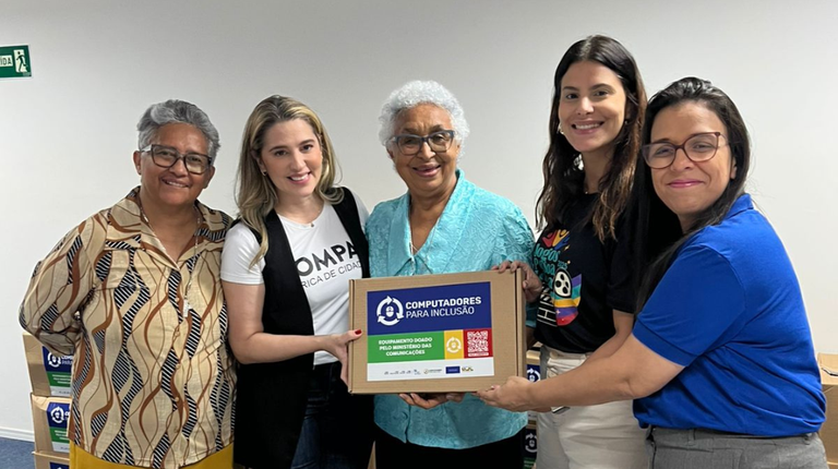 Comunicações entrega 30 Pontos de Inclusão Digital com 260 computadores em Recife