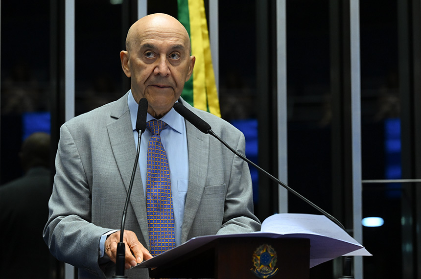À tribuna, em discurso, senador Confúcio Moura (MDB-RO).