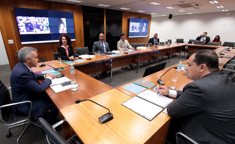 Deputado Cleber Verde (E) preside reunião do Conselho de Comunicação