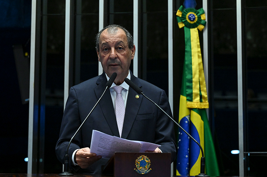 Senador Omar Aziz (PSD-AM) em discurso à tribuna.