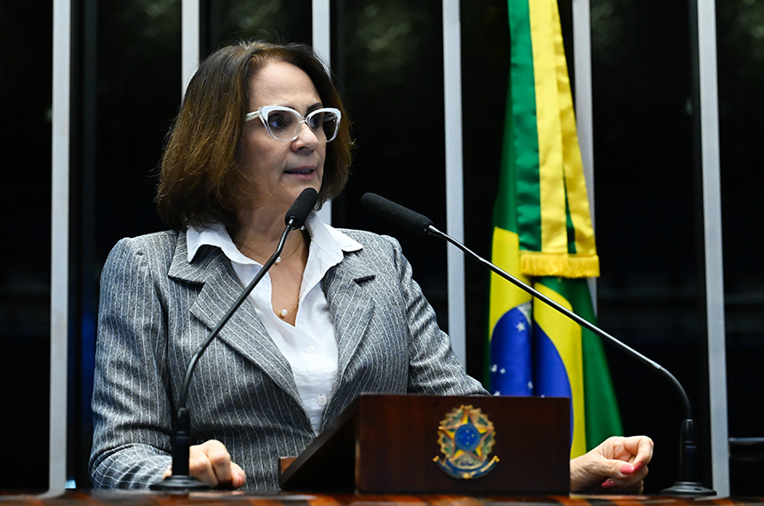 À tribuna, em discurso, senadora Damares Alves (Republicanos-DF).