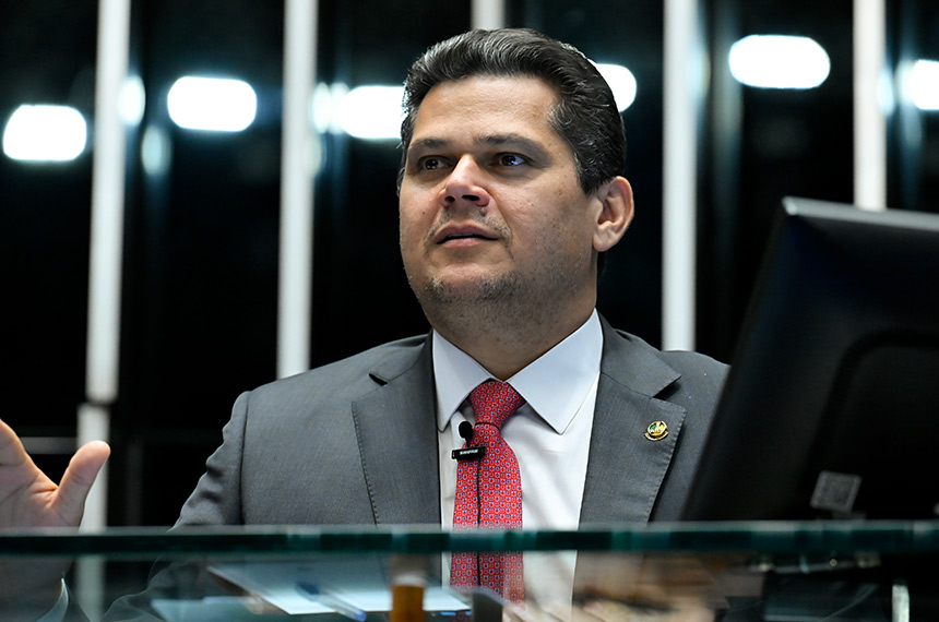 À mesa, presidente do Senado Federal, senador Davi Alcolumbre (União-AP), conduz sessão.
