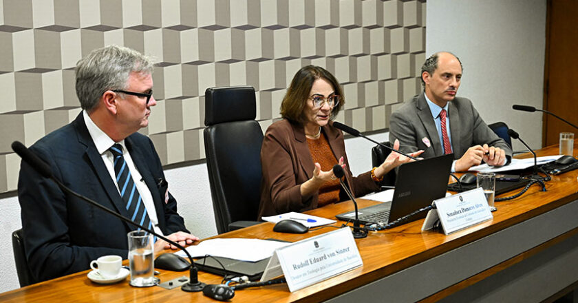 Debatedores questionam na CE projeto que proíbe alterar textos da Bíblia