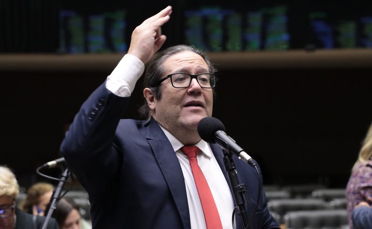 Deputado Tarcísio Motta fala ao microfone