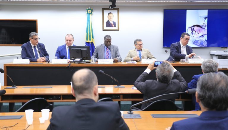 Deputados pedem explicações ao Ministério da Saúde sobre denúncias contra o programa Mais Médicos – Notícias
