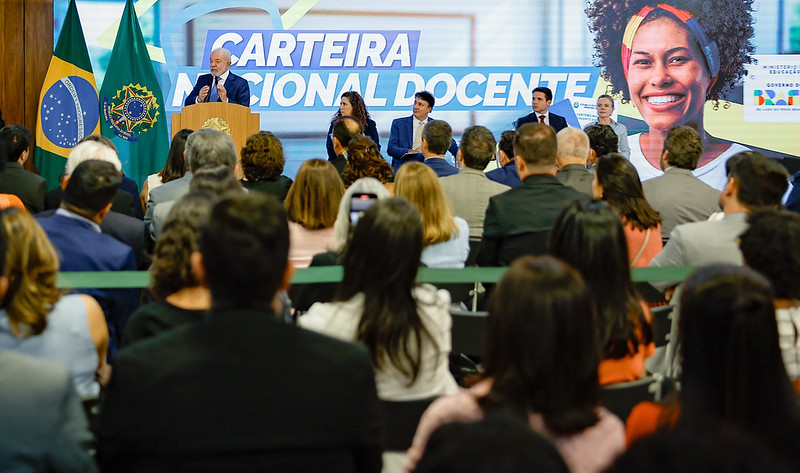 Dia dos Professores: Lula entrega novas políticas, como a carteira nacional da categoria