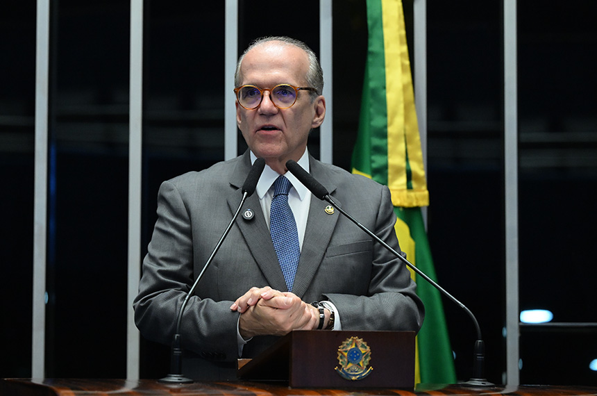 À tribuna, em discurso, senador Fernando Dueire (MDB-PE).
