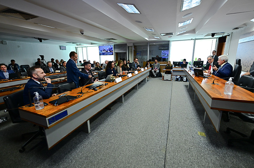 Em debate, governo prevê amplo uso de IA na saúde e na educação até 2028