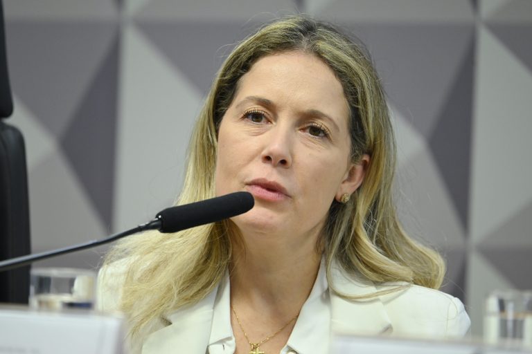 Comissão Parlamentar Mista de Inquérito do INSS - 2025 (CPMI - INSS) realiza oitiva da esposa do ex-procurador-geral do Instituto Nacional do Seguro Social (INSS), empresária da THJ Consultoria Ltda.O objetivo da comissão é investigar fraudes no Instituto Nacional do Seguro Social (INSS), envolvendo descontos irregulares em benefícios de aposentados e pensionistas. A CMPI é formada por senadores e deputados, num total de 32 titulares e igual número de suplentes. Mesa: empresária da THJ Consultoria Ltda, Thaisa Hoffmann Jonasson.Foto: Andressa Anholete/Agência Senado