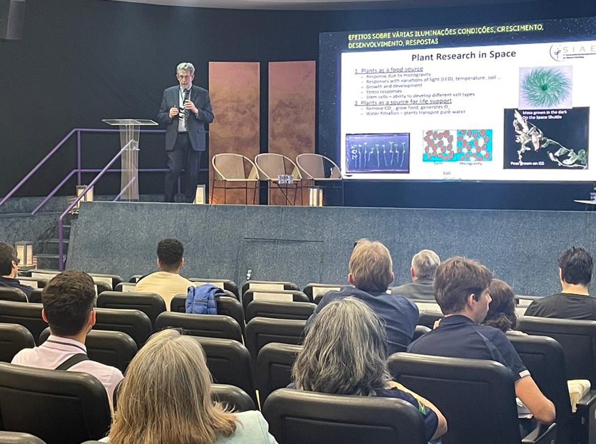 Engenheiro da Nasa diz que produção de alimentos no espaço é chance para o Brasil