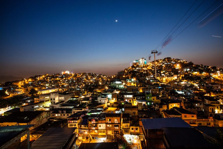 Cidades - favelas e pobreza - Morro do Alemão favela desigualdade social periferia
