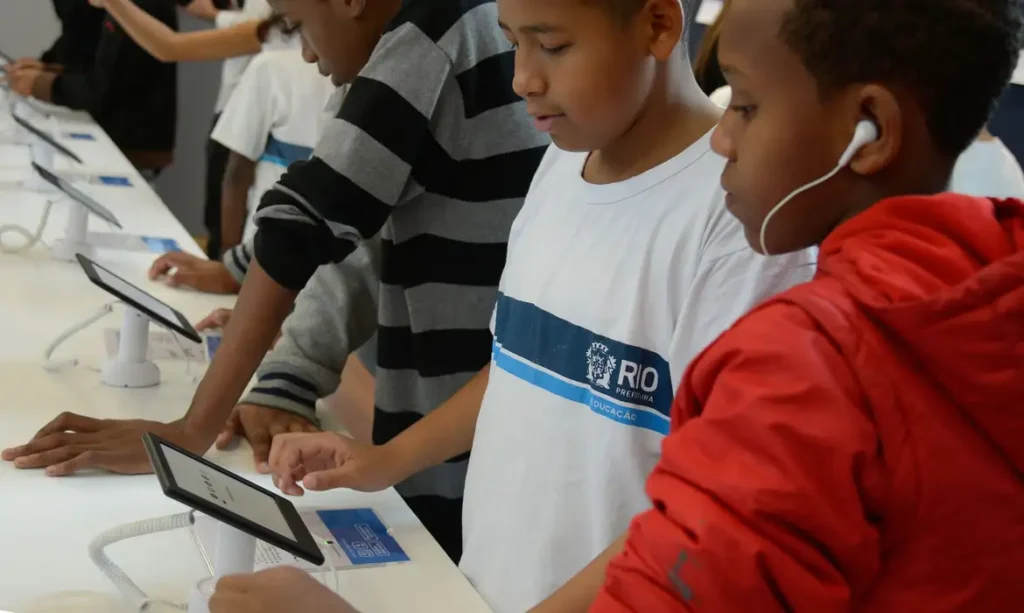 Escolas Conectadas completa dois anos e MEC lança painel de monitoramento