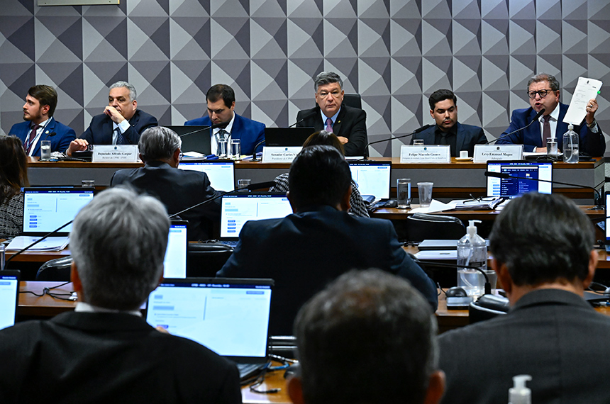 Ex-presidente de associação se cala na CPMI e parlamentares falam em prisão