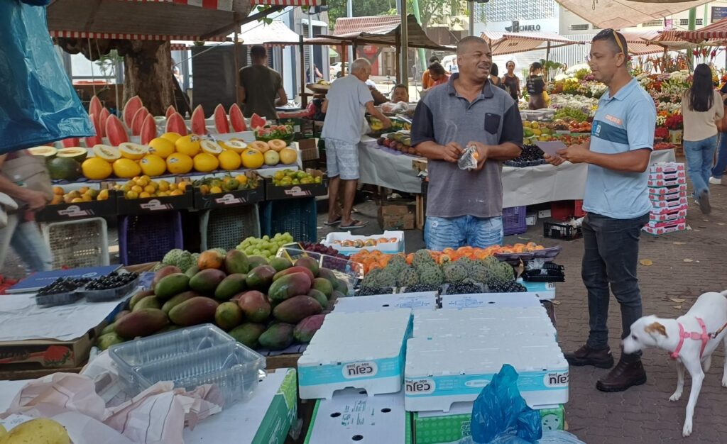 Feira livre de Ipanema recebe campanha de incentivo à coleta seletiva da Comlurb