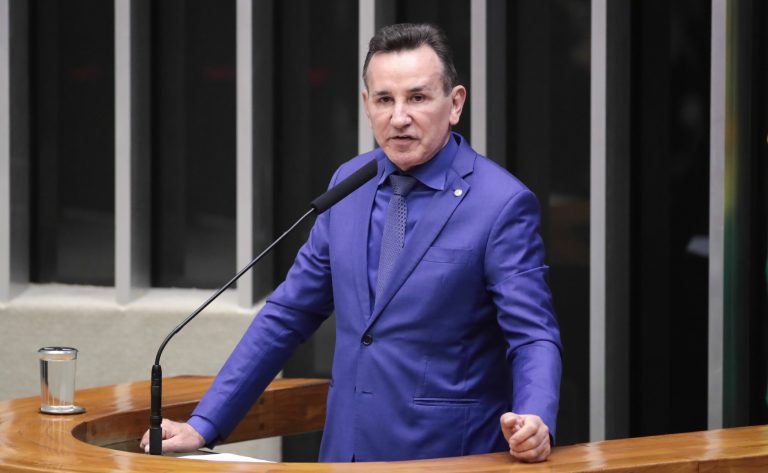 Deputado Jorge Goetten fala ao microfone