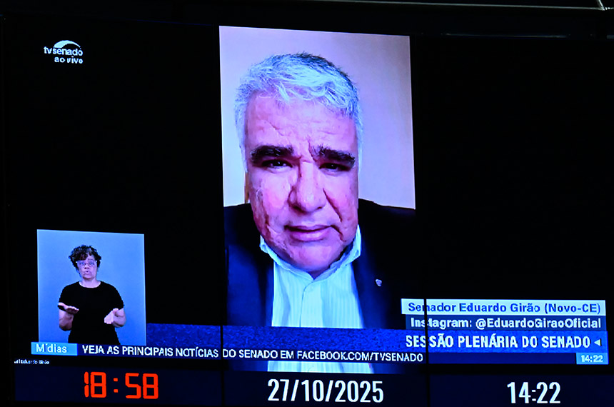 Telão exibe, pronunciamento, via videoconferência, senador Eduardo Girão (Novo-CE).