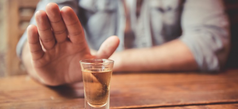 Governo confirma 113 registros de intoxicação por metanol após ingestão de bebida alcoólica
