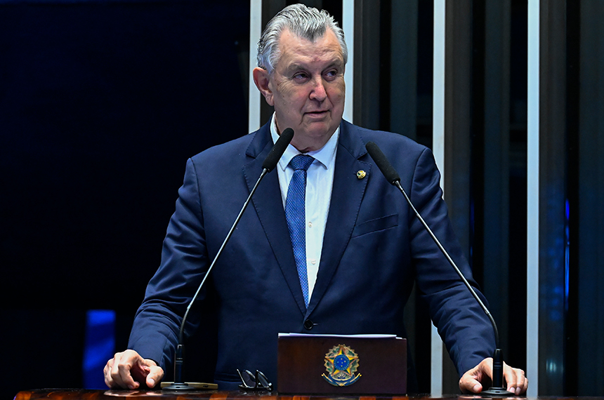 À tribuna, em discurso, senador Luis Carlos Heinze (PP-RS).