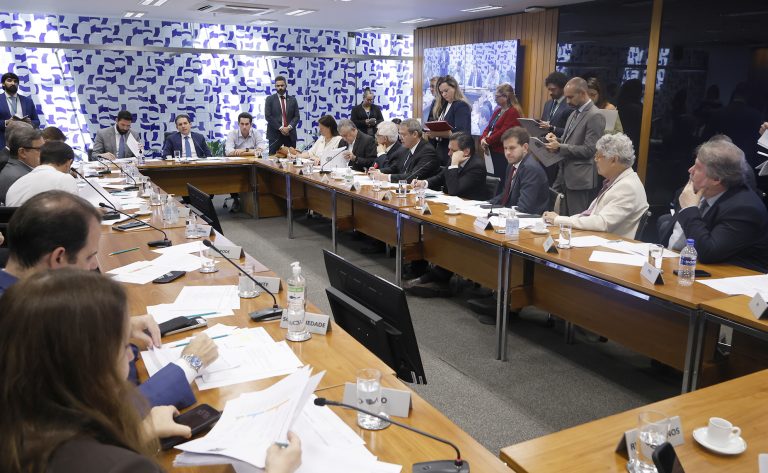 Motta preside a reunião do Colégio de Líderes