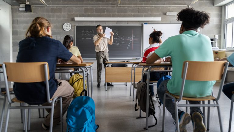 Professor dá aula para jovens