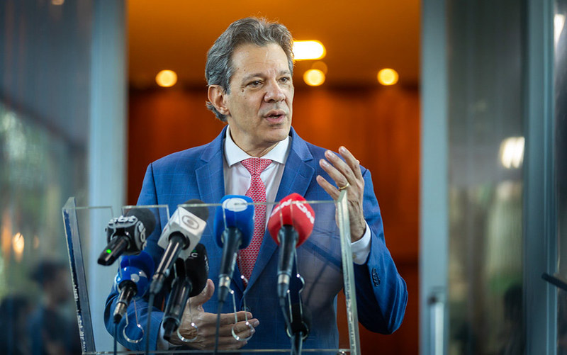 'Incluir o pobre no orçamento e o rico no imposto de renda segue como compromisso deste governo'
