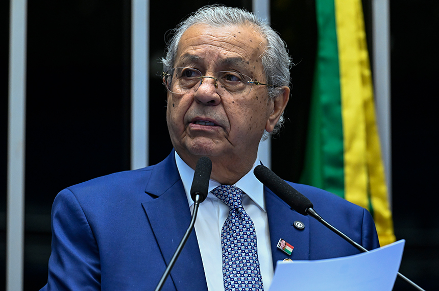 À tribuna, em discurso, senador Jayme Campos (União-MT).
