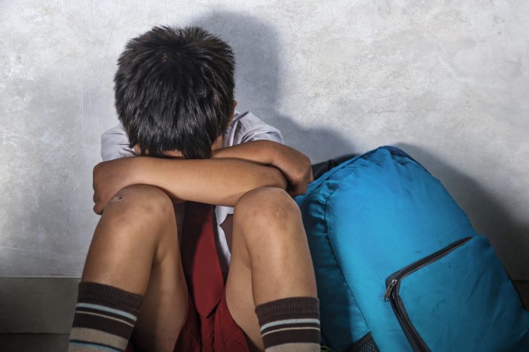 Criança estudante triste e deprimida - depressão Bullying