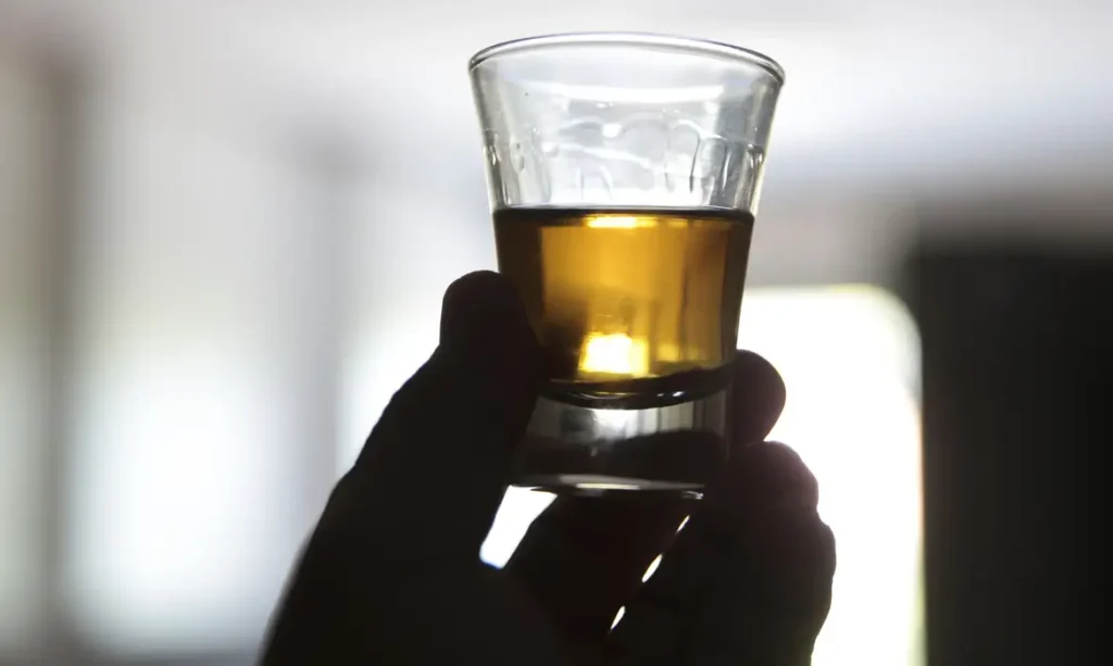 Lei sancionada por Lula amplia pena para quem vende bebidas alcoólicas a crianças e adolescentes