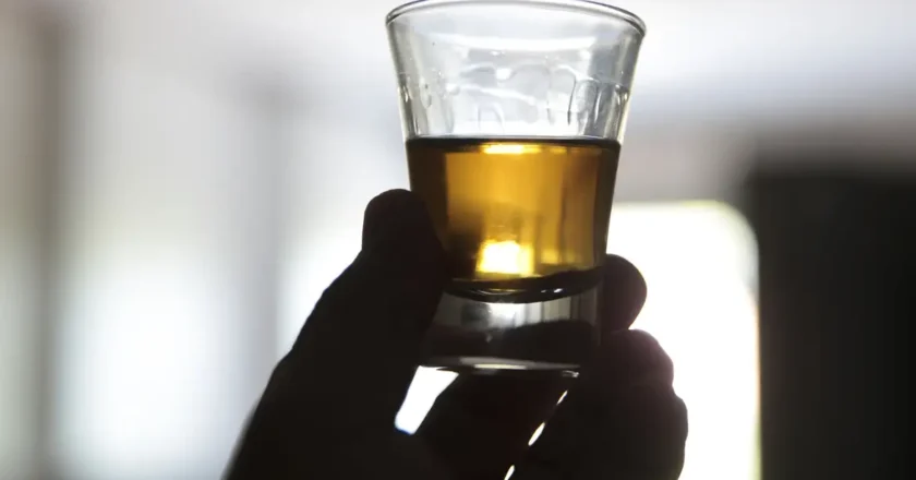 Lei sancionada por Lula amplia pena para quem vende bebidas alcoólicas a crianças e adolescentes