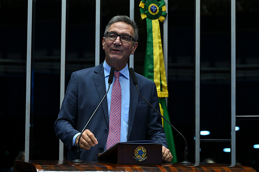 À tribuna, em discurso, senador Lucas Barreto (PSD-AP).