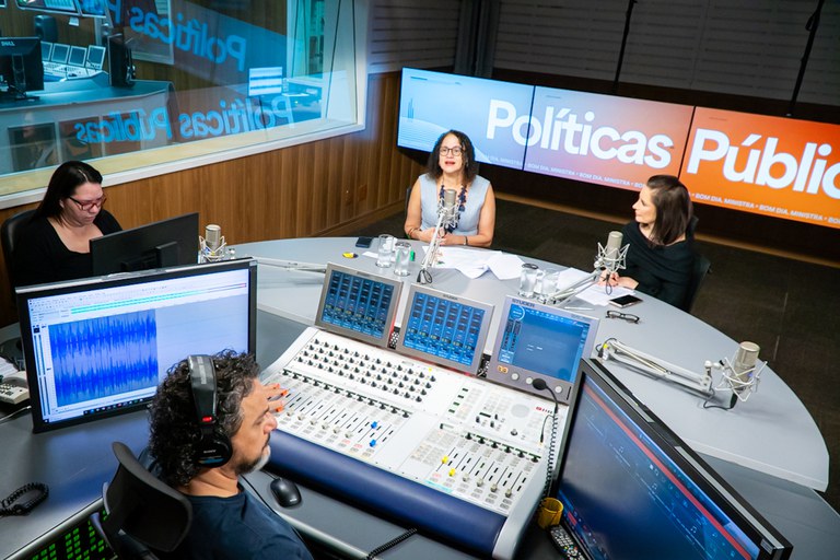 Luciana Santos celebra vacina 100% nacional para covid-19 e expansão de bolsas de pesquisa