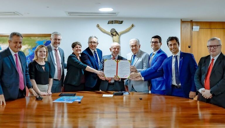 Lula sanciona lei do Agora Tem Especialistas e regulamenta Lei de Pesquisa Clínica que fortalece saúde pública