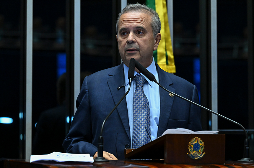 À tribuna, em discurso, senador Rogerio Marinho (PL-RN).