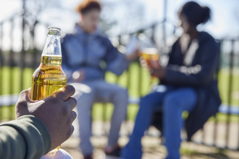 Adolecencentes consomem álcool em parque