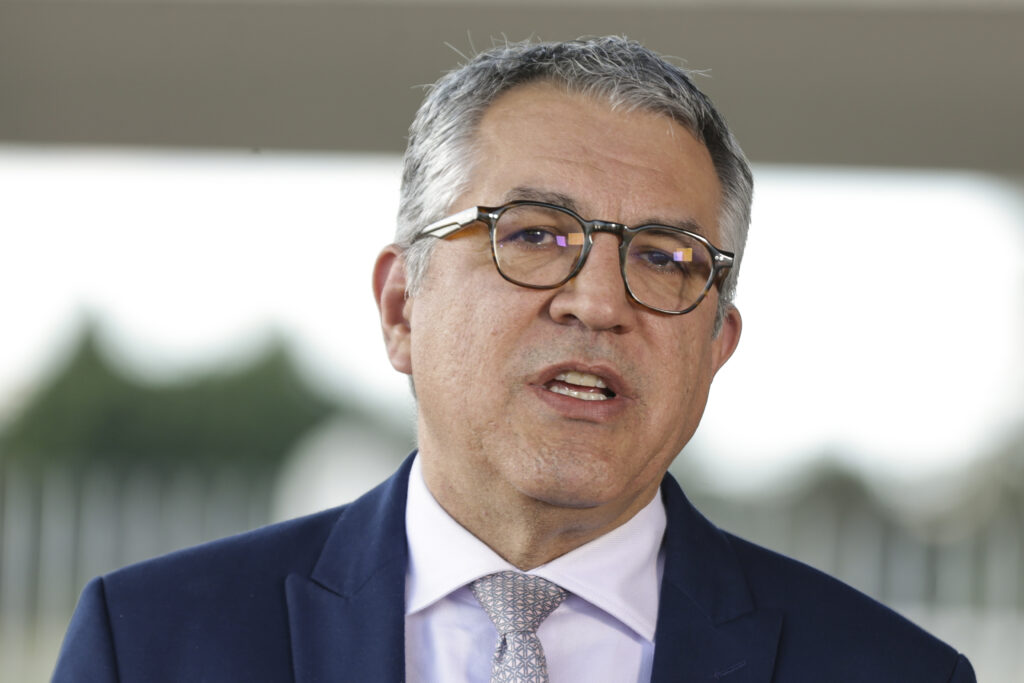 Padilha chama sociedade para vacinação de crianças e adolescentes neste sábado