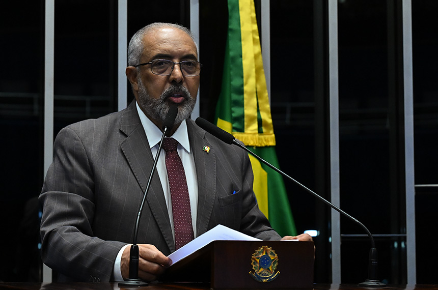 Em discurso, à tribuna, senador Paulo Paim (PT-RS).