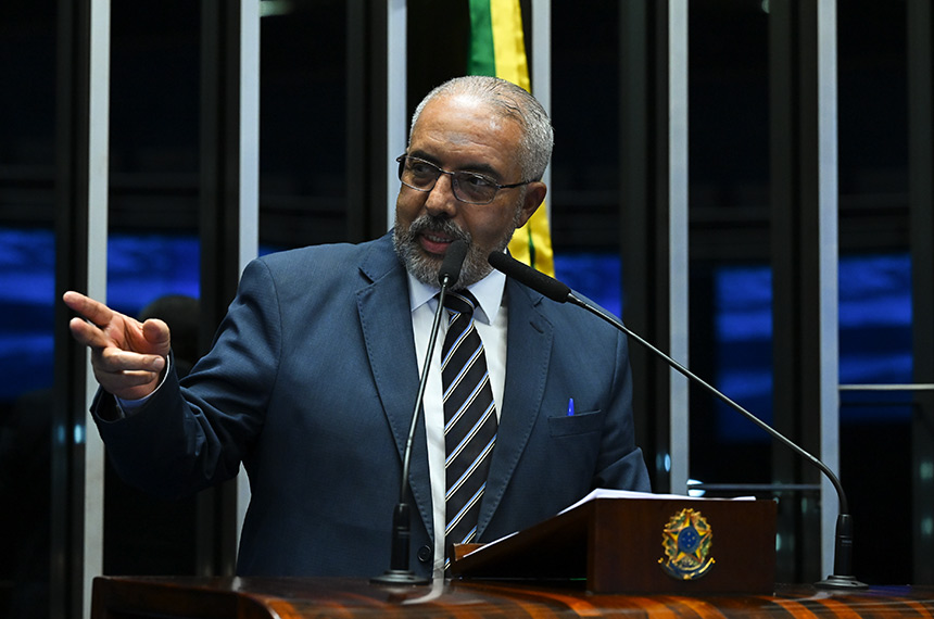 Em discurso, à tribuna, senador Paulo Paim (PT-RS).
