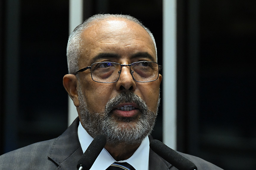 Senador Paulo Paim (PT-RS) em discurso à tribuna.