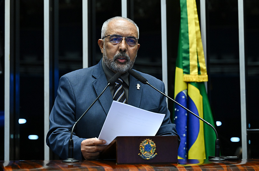 À tribuna, em discurso, senador Paulo Paim (PT-RS).