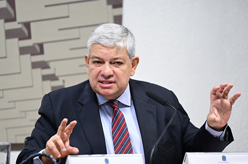Em pronunciamento, à mesa, diretor-executivo da IFI, Marcos Pestana.