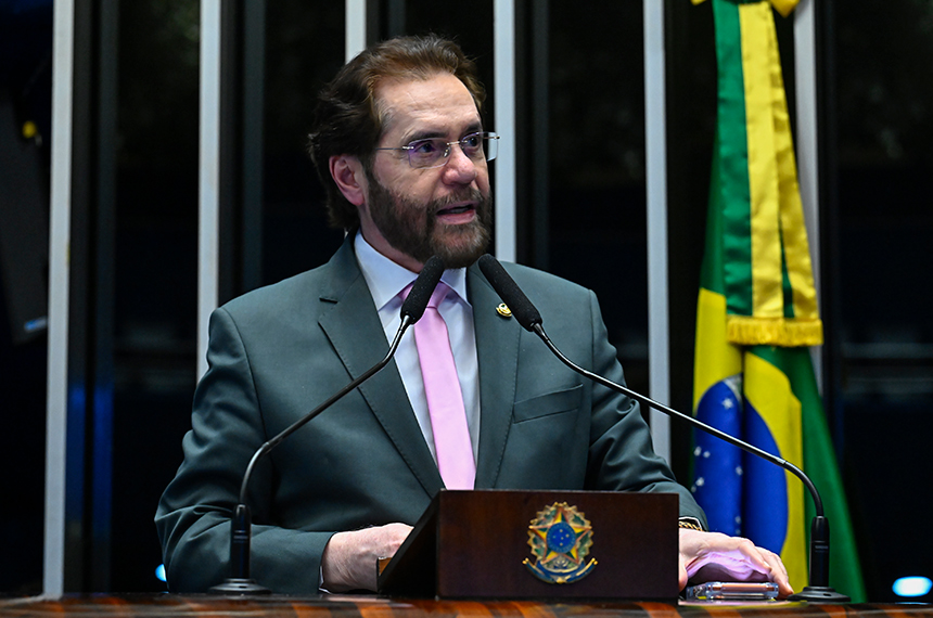 À tribuna, em discurso, senador Plínio Valério (PSDB-AM).